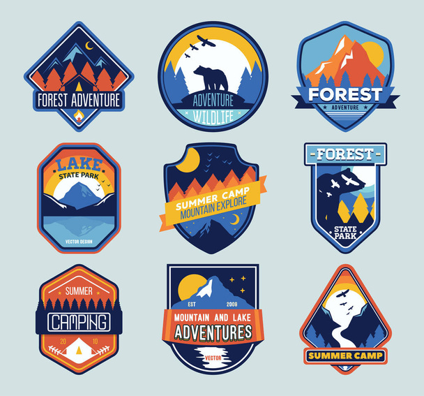 Verzameling van geïsoleerde badges met bergtoppen en forest camp. Forest camp etiketten in vintage stijl. Berg toerisme, wandelen.  - Vector, afbeelding