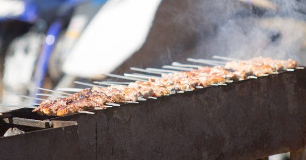 Parrilla de cordero shish kebab en barbacoa
 - Foto, Imagen