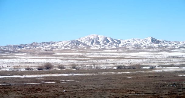 Снігові весняні степові пагорби
 - Фото, зображення