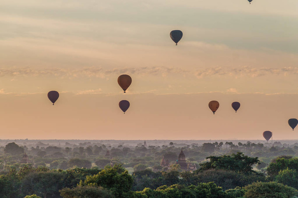 Balloons over Bagan and the skyline of its temples, Myanmar - Φωτογραφία, εικόνα