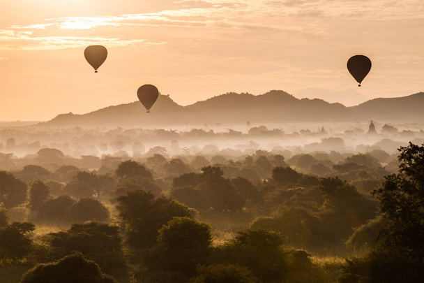 Balloons over Bagan and the skyline of its temples, Myanmar - Φωτογραφία, εικόνα