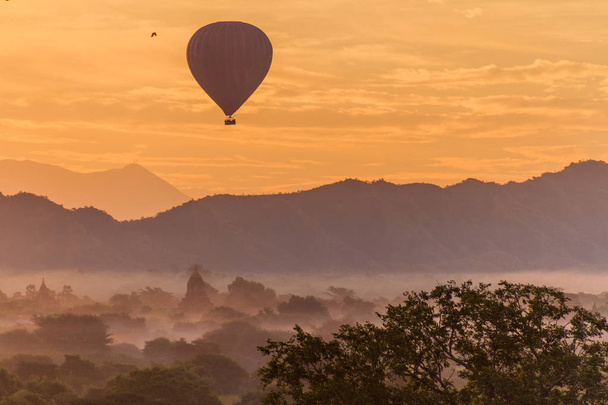 Balloon over Bagan and the skyline of its temples, Myanmar - Φωτογραφία, εικόνα