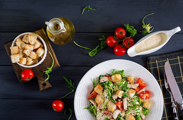 Sağlıklı ızgara tavuk domates, peynir ve kruton Sezar salatası. Kuzey Amerika mutfağı - Fotoğraf, Görsel