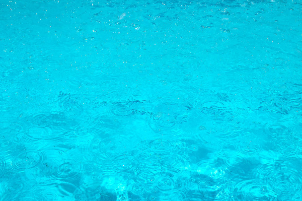 eau bleue dans le fond de la piscine
 - Photo, image