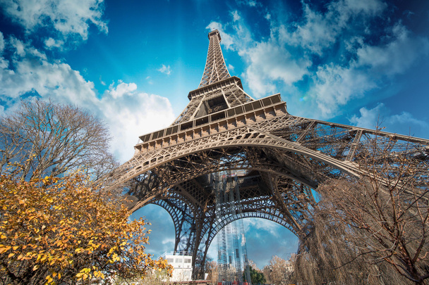 Belles couleurs de la Tour Eiffel et du ciel de Paris
 - Photo, image