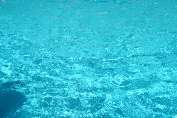 eau bleue dans le fond de la piscine
 - Photo, image