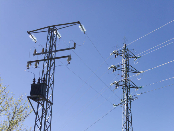Mavi gökyüzü ile elektrik kuleleri - Fotoğraf, Görsel