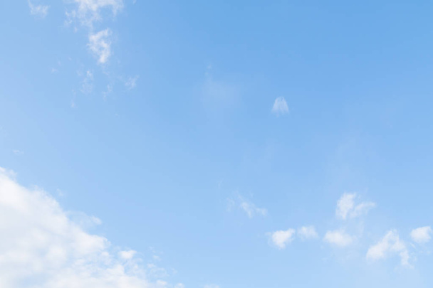 piękne błękitne niebo z chmurami  - Zdjęcie, obraz