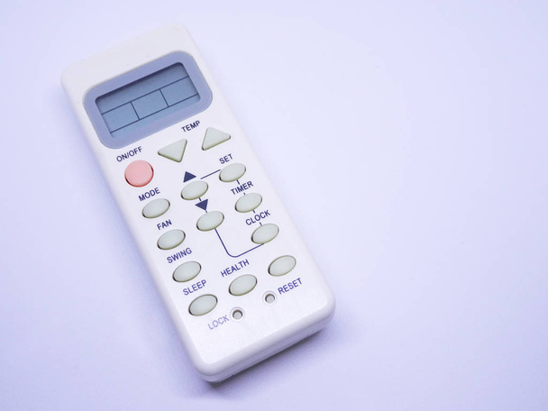 Télécommande simple et petite climatisation isolée sur fond blanc
.  - Photo, image