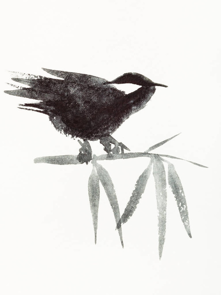 Ausbildungszeichnung im Sumi-e (suibokuga) -Stil mit Aquarellfarben - Sperlingsvogel auf Bambuszweig wird von Hand auf cremiges Papier gezeichnet - Foto, Bild