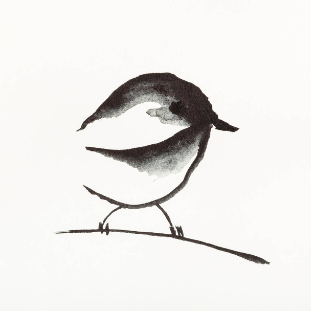 тренировочный рисунок в суми-э (суибокуга) стиле с акварельными красками - воробья птица на веточке нарисована вручную на сливочной бумаге
 - Фото, изображение