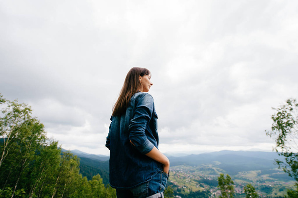 jovem viajante solitário olhando para belas montanhas
 - Foto, Imagem