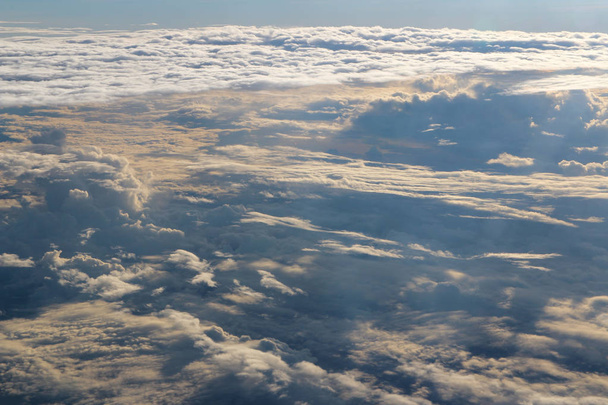 Uçaktan görüntülendi gündoğumu sırasında bulut doku ve mavi gökyüzü - Fotoğraf, Görsel