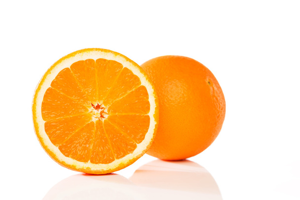 апельсин і нарізана половина
 - Фото, зображення