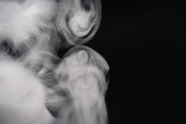 Valkoinen savu mustalla taustalla Yksityiskohtainen lähikuva
 - Valokuva, kuva
