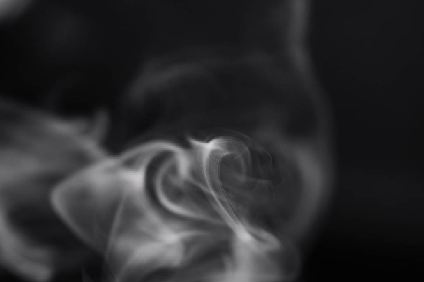 Fumo branco em fundo preto detalhou close-up
 - Foto, Imagem
