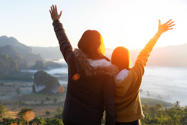 Elämäntapa matkaaja naiset onnellinen tunne hyvä rentoutua ja vapaus edessään auringonnousun aamulla. Matkustuskäsite
 - Valokuva, kuva
