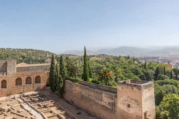 アルハンブラ宮殿の要塞、グラナダ、スペインのビュー - 写真・画像