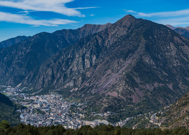 A picture of Andorra la Vella and its valley as seen from the nearby mountains. - Foto, imagen