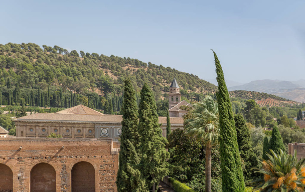 Edificios de estilo árabe en la Alhambra, Granada, España
 - Foto, Imagen