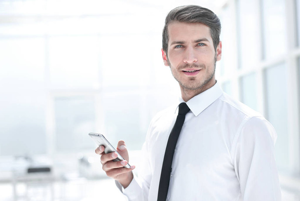 close up.smiling businessman with smartphone - Photo, image