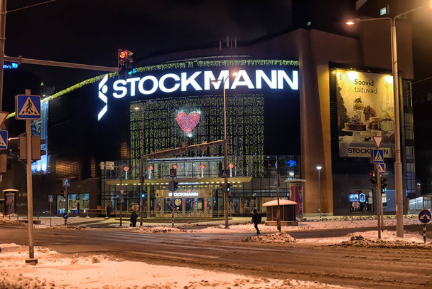 Estonia, Tallinn 17,12,2014 Big Magazin Stockmann on a night city street - Foto, Imagem
