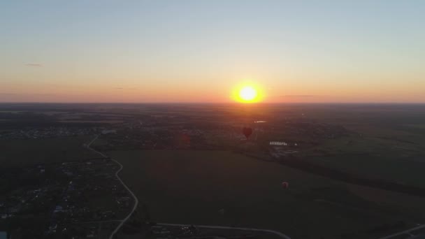 Heißluftballon formt Herz am Himmel - Filmmaterial, Video