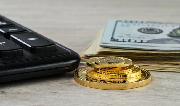 Куча золотых монет, доллары и калькулятор.
. - Фото, изображение