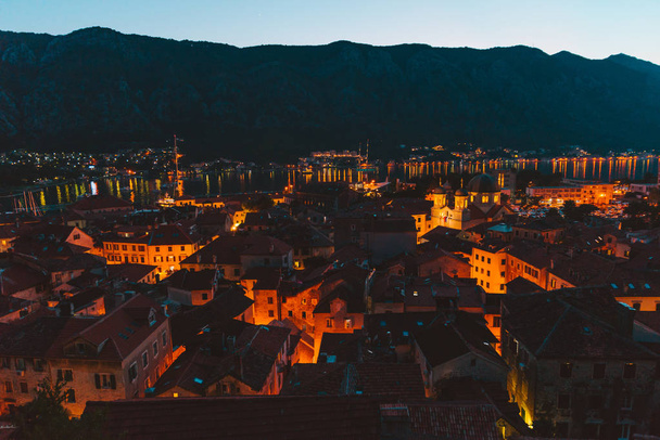 Kotor Stadt in der Nacht Lichter. Anreise durch romantische Stadt - Foto, Bild