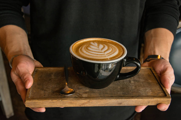 Šálek kávy s latte art v kavárně  - Fotografie, Obrázek