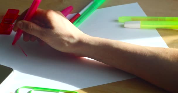 Ženská ruka psaní I Love na bílý list papíru, zavřete to View - Dci 4k rozlišení - Záběry, video
