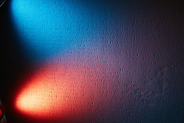 Red and blue ray of light on the textural background - Foto, afbeelding
