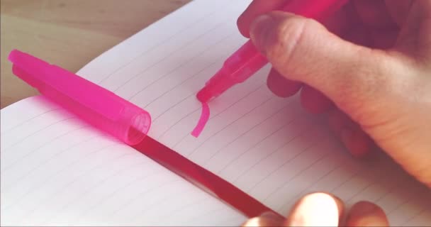 Naisen käsi kirjoittaa muistikirja Word LOVE, lähikuva View - DCi 4K resoluutio
 - Materiaali, video