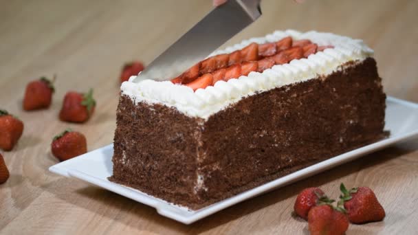 Γυναικεία τούρτα κοπής χεριών με σαντιγί και φρούτα φράουλας. - Πλάνα, βίντεο