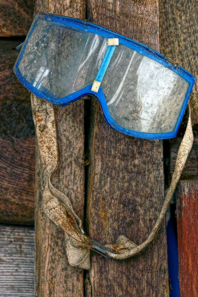 Βρώμικο ρετρό γυαλιά για σκι - Φωτογραφία, εικόνα