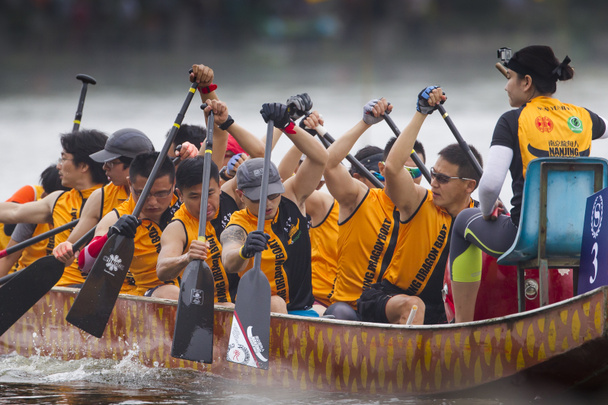 Οι συμμετέχοντες ανταγωνίζονται σε έναν αγώνα σκάφους δράκος που πραγματοποιήθηκε για να γιορτάσουν το Φεστιβάλ δράκος πλοίο, επίσης γνωστό ως φεστιβάλ Duanwu, σε ένα ποτάμι στο Νανζίνγκ πόλη, Ανατολική Κίνα της επαρχίας Τζιανγκσού, 9 Ιουνίου 2016 - Φωτογραφία, εικόνα