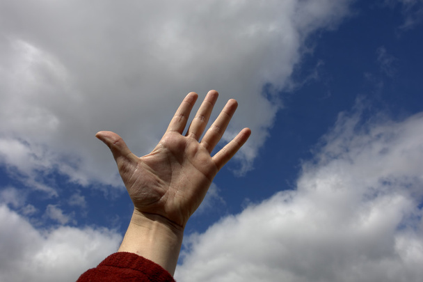 χέρι και τα σύννεφα - Φωτογραφία, εικόνα