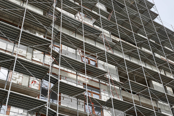 İnşaat, yapı iskeleleri ve beton altında yeni bina - Fotoğraf, Görsel