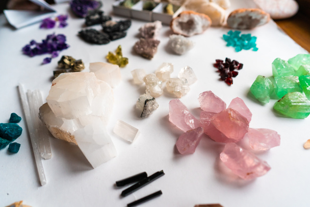 Coleção de belas pedras preciosas na mesa branca
. - Foto, Imagem