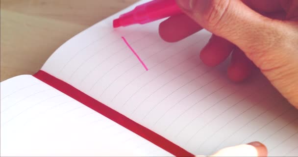 A mão da mulher escreve no caderno palavras que eu te amo, Close Up View - Resolução DCi 4K
 - Filmagem, Vídeo