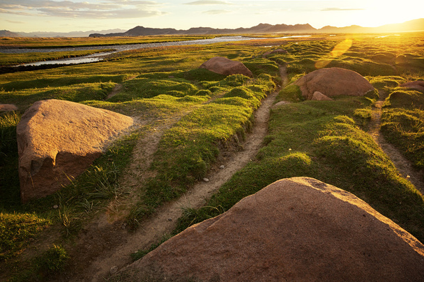 chodnik i wschód słońca w dolinie, w zachodniej Mongolii - Zdjęcie, obraz