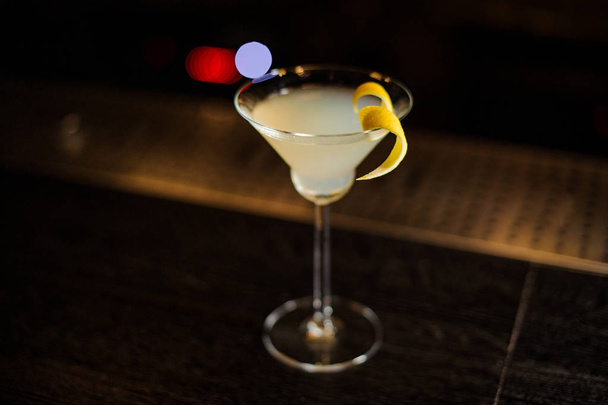 Cocktailglas mit frisch saurem und süßem Cocktail im dunklen Hintergrund - Foto, Bild