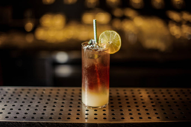 Elegant cocktail glass with fresh sweet and sour cold drink - Fotografie, Obrázek
