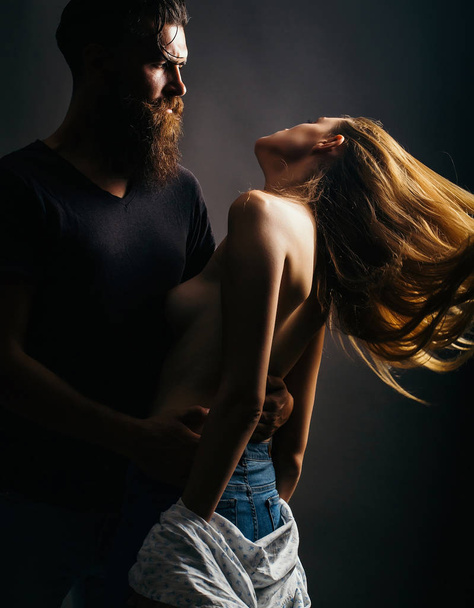 Young lovers. Passionate man gently kissing beautiful woman. bearded man with naked woman. Passionate couple in love. sexy couple. Lovers having romantic moments. Couple in love with sexy body, relax - Foto, Imagem
