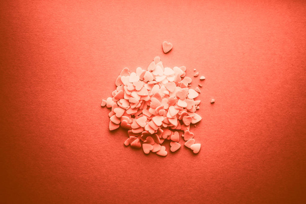 Hart voor Valentijnsdag platte achtergrond in levende koraal pantone-kleur - Foto, afbeelding
