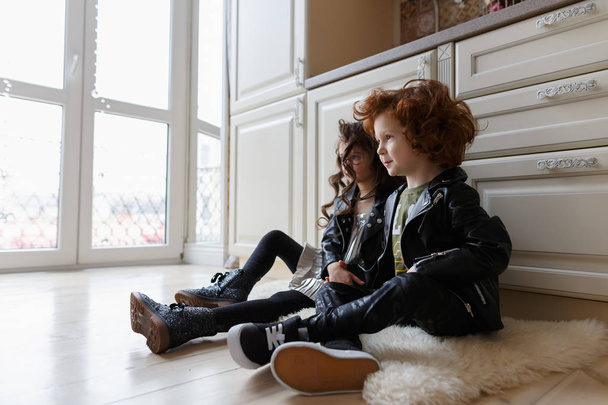 Chlapec a dívka přátelé spolu sedět na podlaze a hrát. - Fotografie, Obrázek