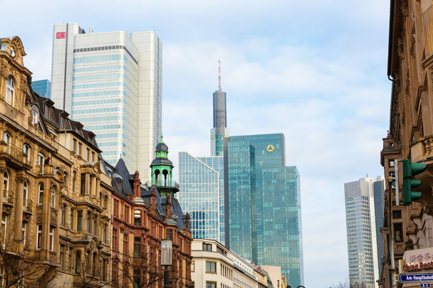 Frankfurt am Main, Deutschland - 07. Januar 2019: Stadtbild des Bankenviertels in Frankfurt am Main. Frankfurt ist das wichtigste Finanzzentrum des europäischen Kontinents - Foto, Bild