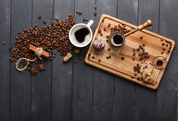 Zwarte koffie bonen op zwarte achtergrond - Foto, afbeelding