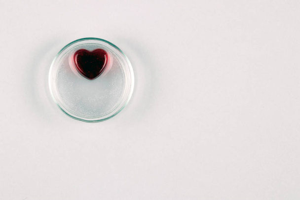 abstraktes kastanienbraunes Herz als Symbol des Valentinstages auf weißem Hintergrund - Foto, Bild
