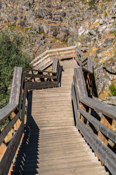 Vista de una escalera en la pasarela peatonal suspendida de madera en las montañas, con vistas al río Paiva, en Arouca, Portugal
 - Foto, imagen